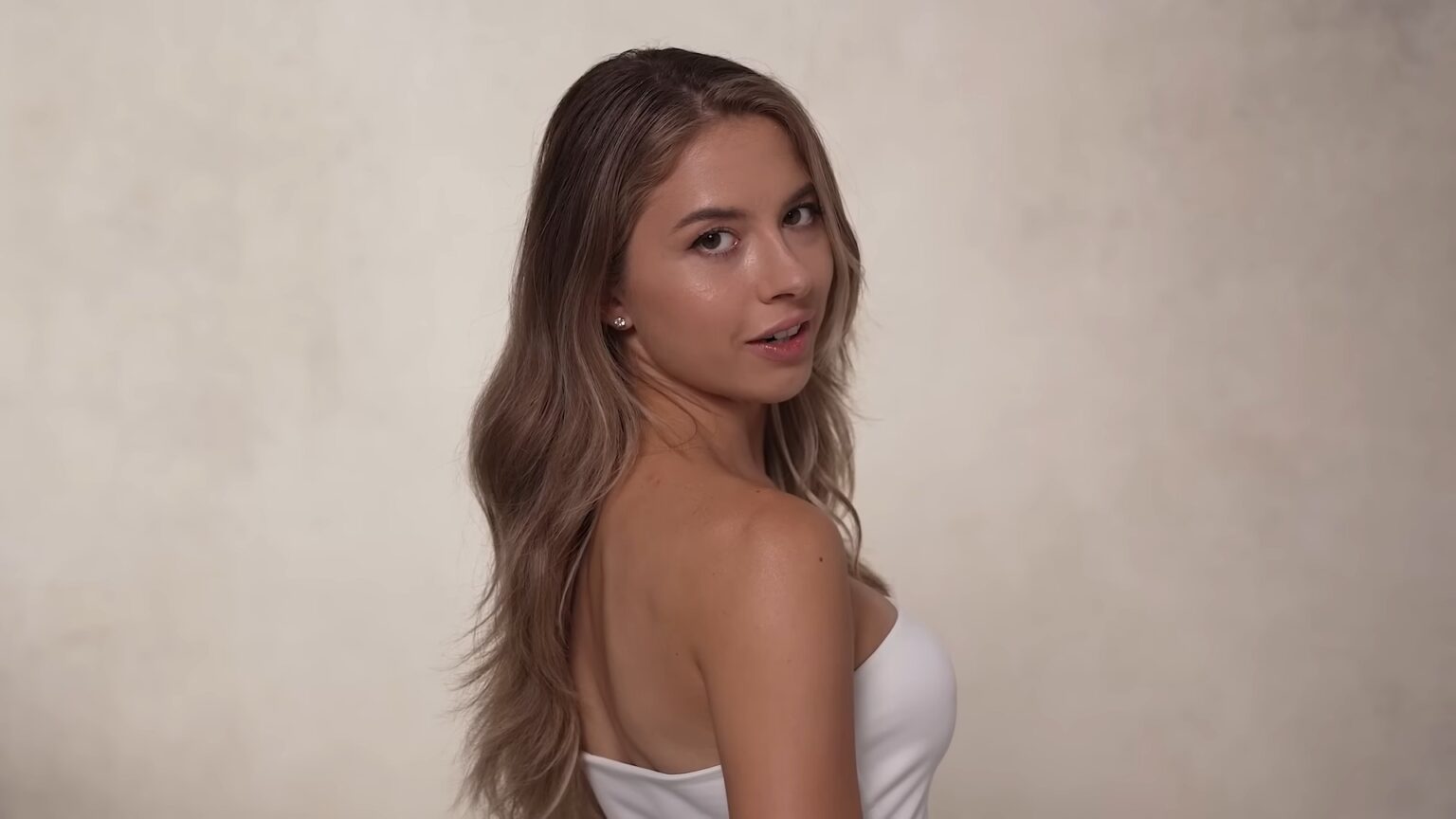 How to Impress Your Fans as an OnlyFans Content Creator - Hero Collector