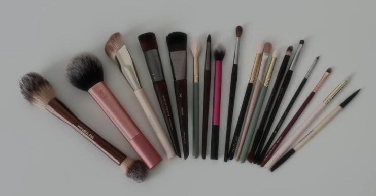 Concealer brushes and tools